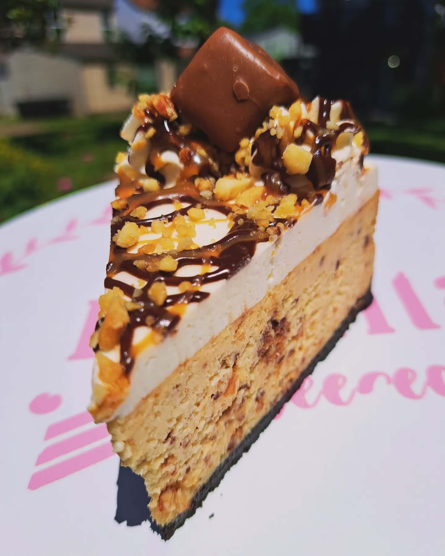 Caramel-Snickers-Cheesecake